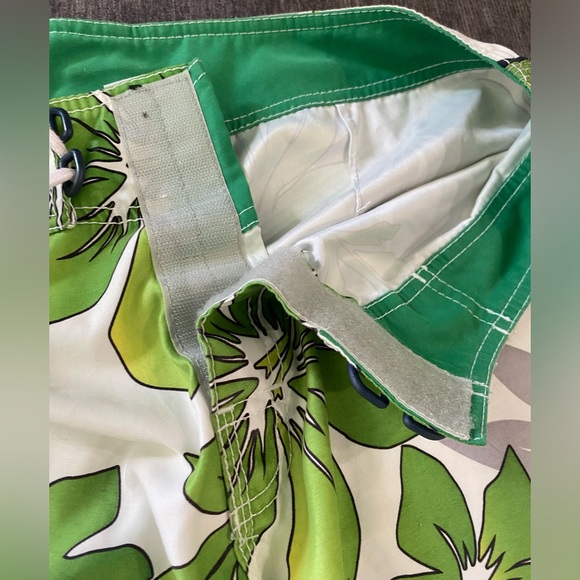 Floral Billabong Boardshorts - White & Green - Size 33 Medium Men’s Swimsuit - Picture 7 of 15